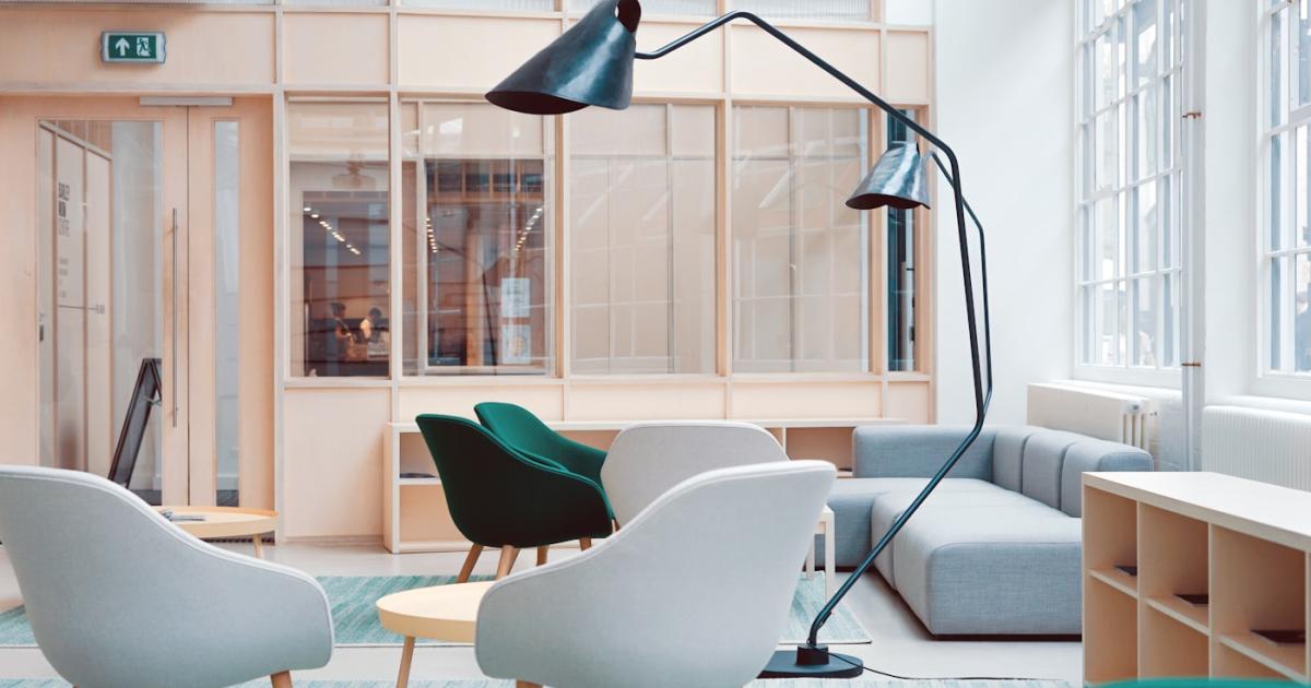 Hot desk vs private office: which one fits your team?